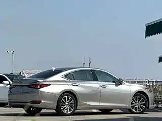Фото 7 - Lexus ES