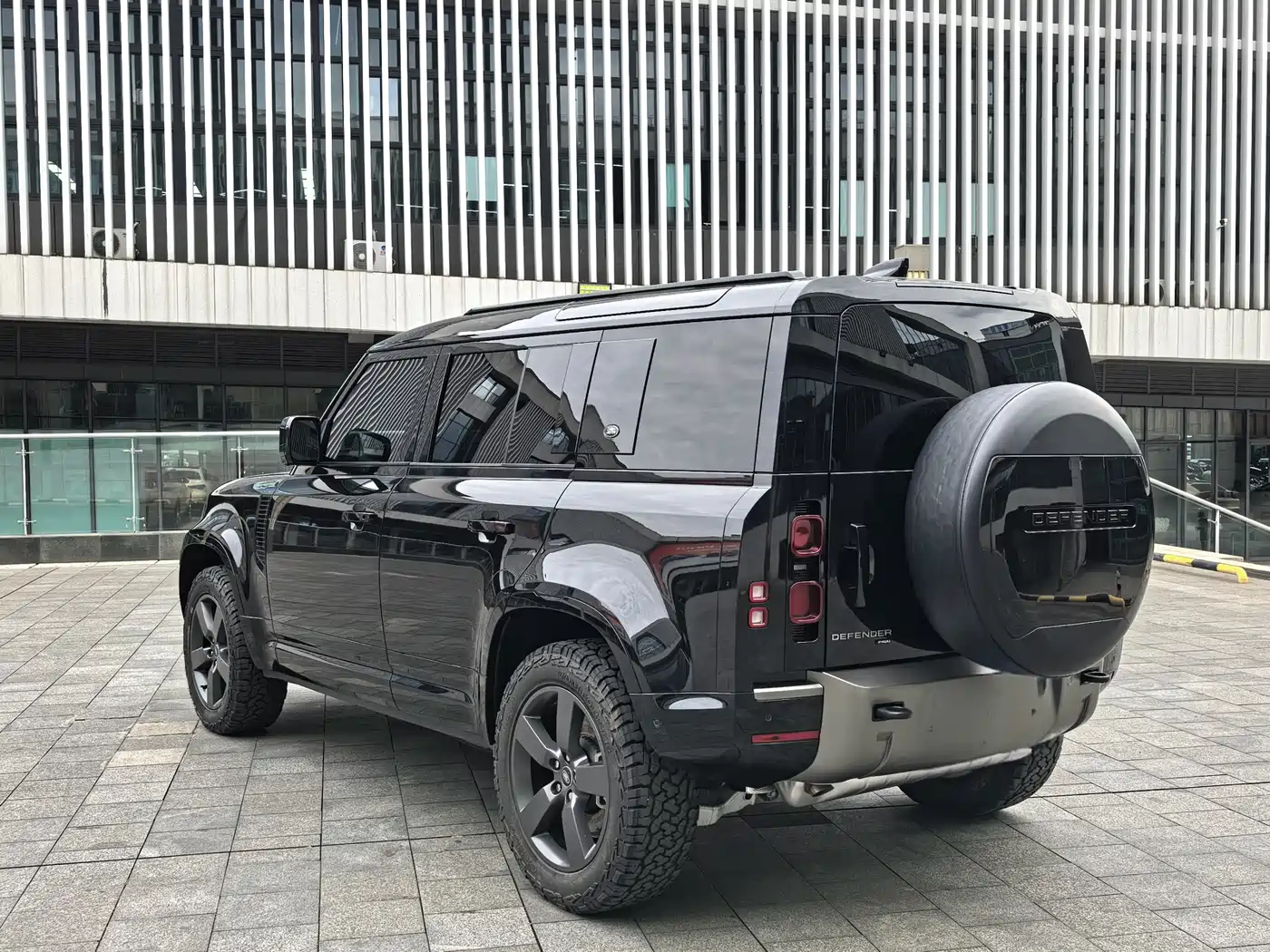 Land Rover Defender 2023 Model 110 3.0T P400 X-DYNAMIC HSE фото 7
