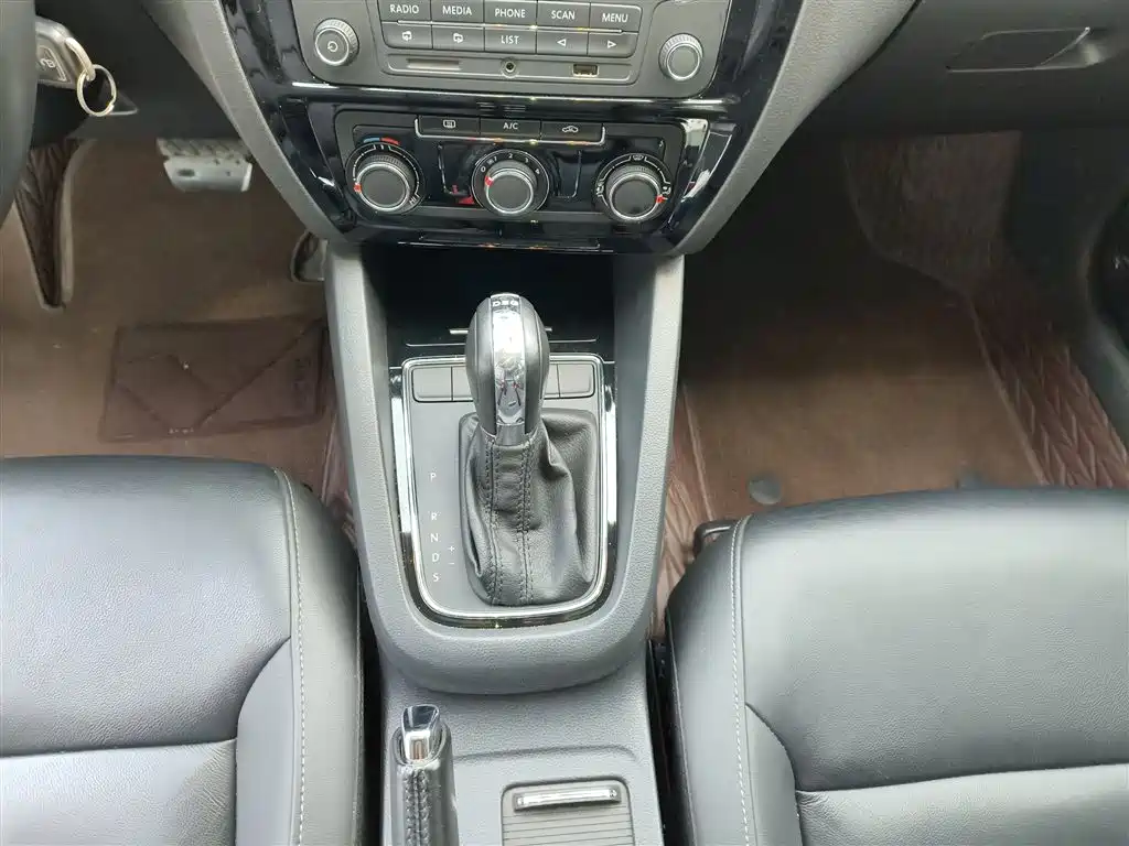 Volkswagen Sagitar 2015 230TSI Automatic Comfort фото 14