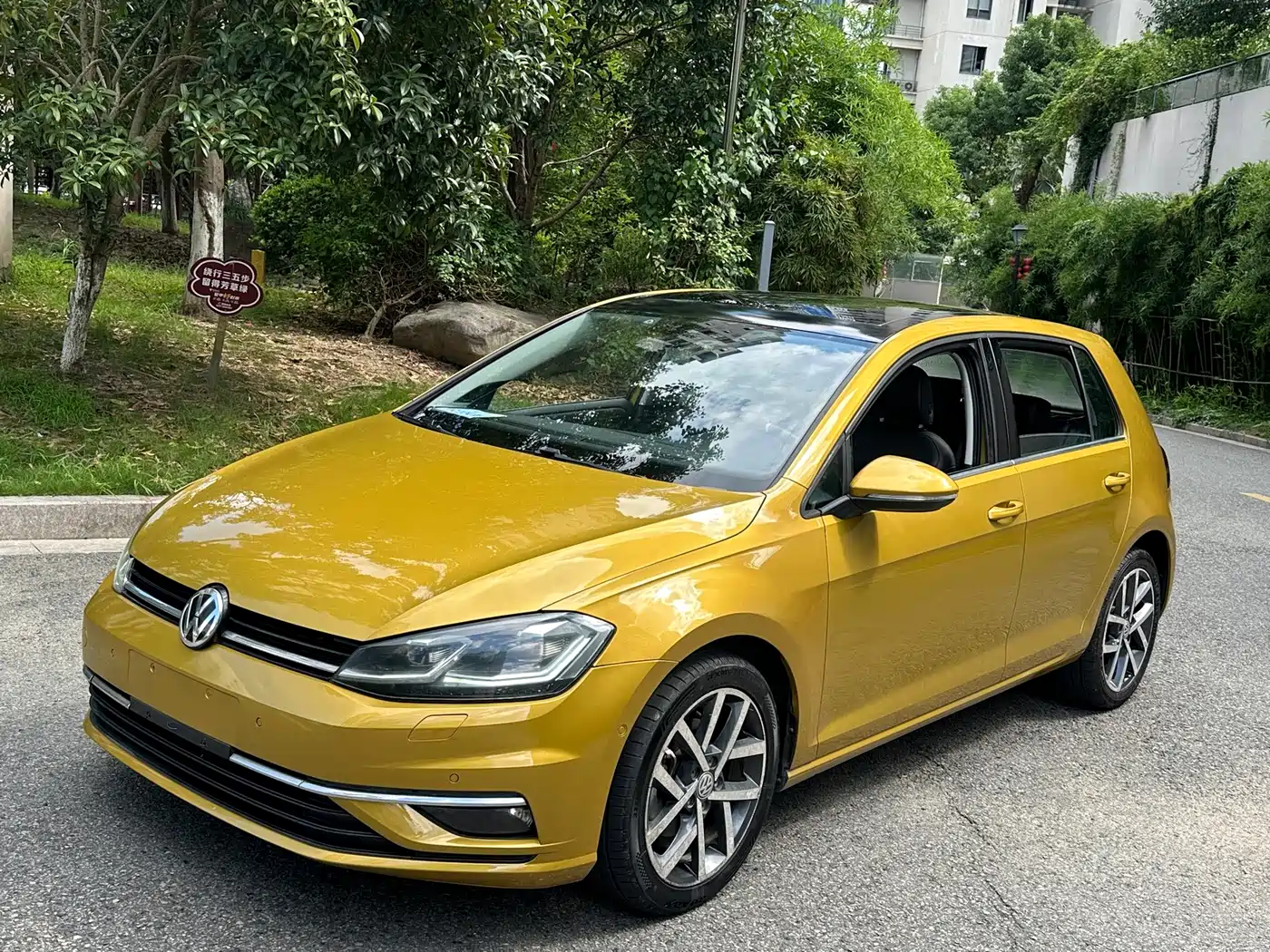 Photo 1 - Volkswagen Golf