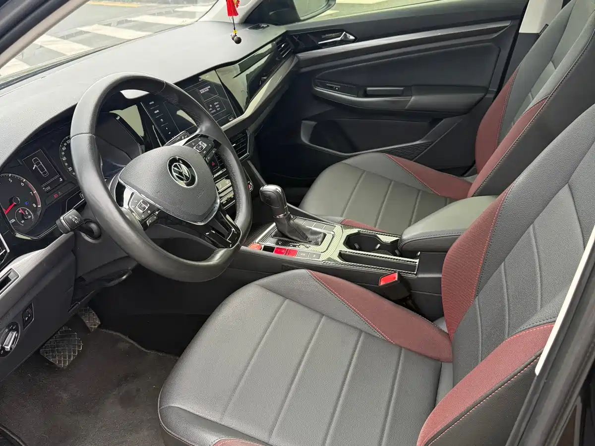 VOLKSWAGEN BORA