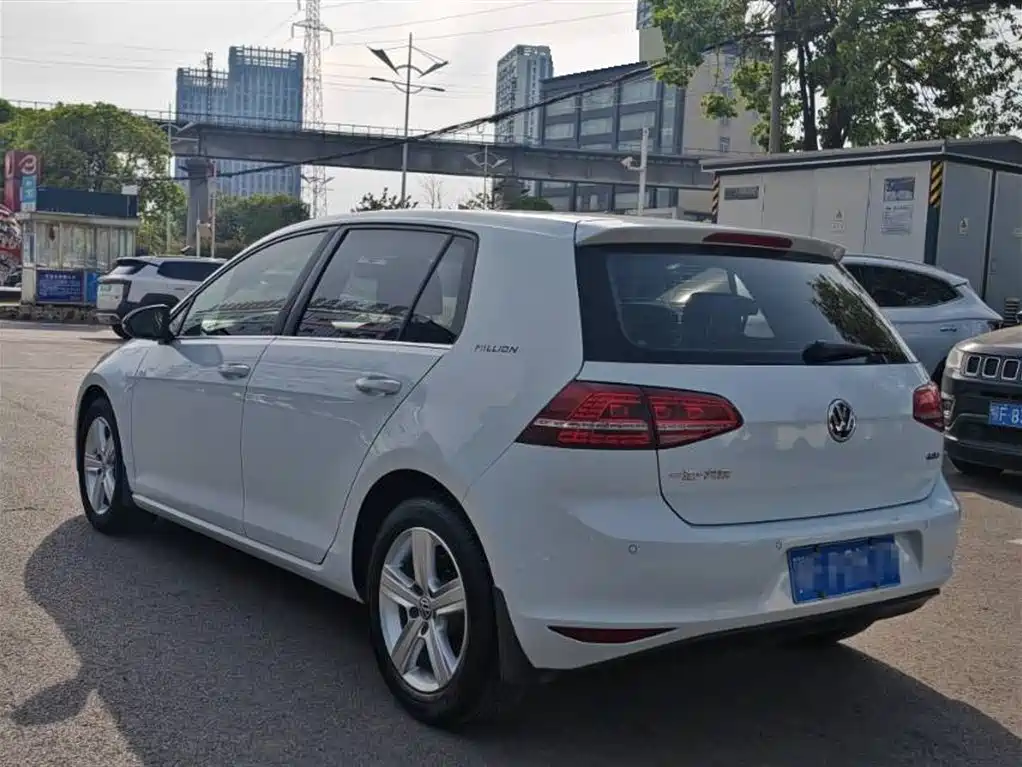 Volkswagen Golf 2017 1.6L Auto Comfort Millionth Edition фото 9