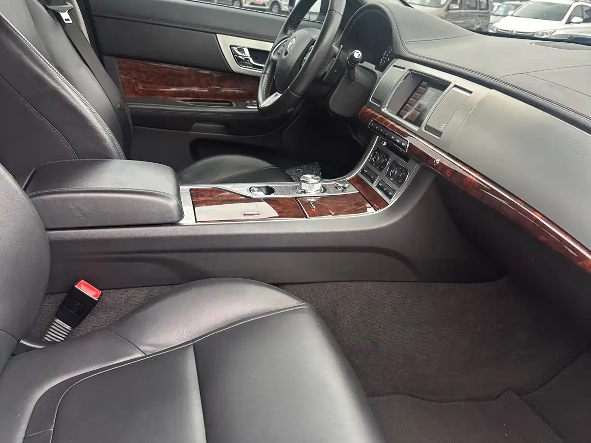 Jaguar XF 2014 2015 XF 2.0T Luxury Edition