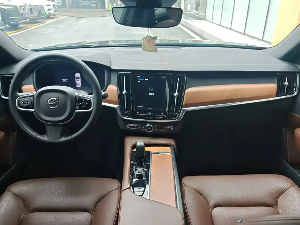 Фото 11 - Volvo S90