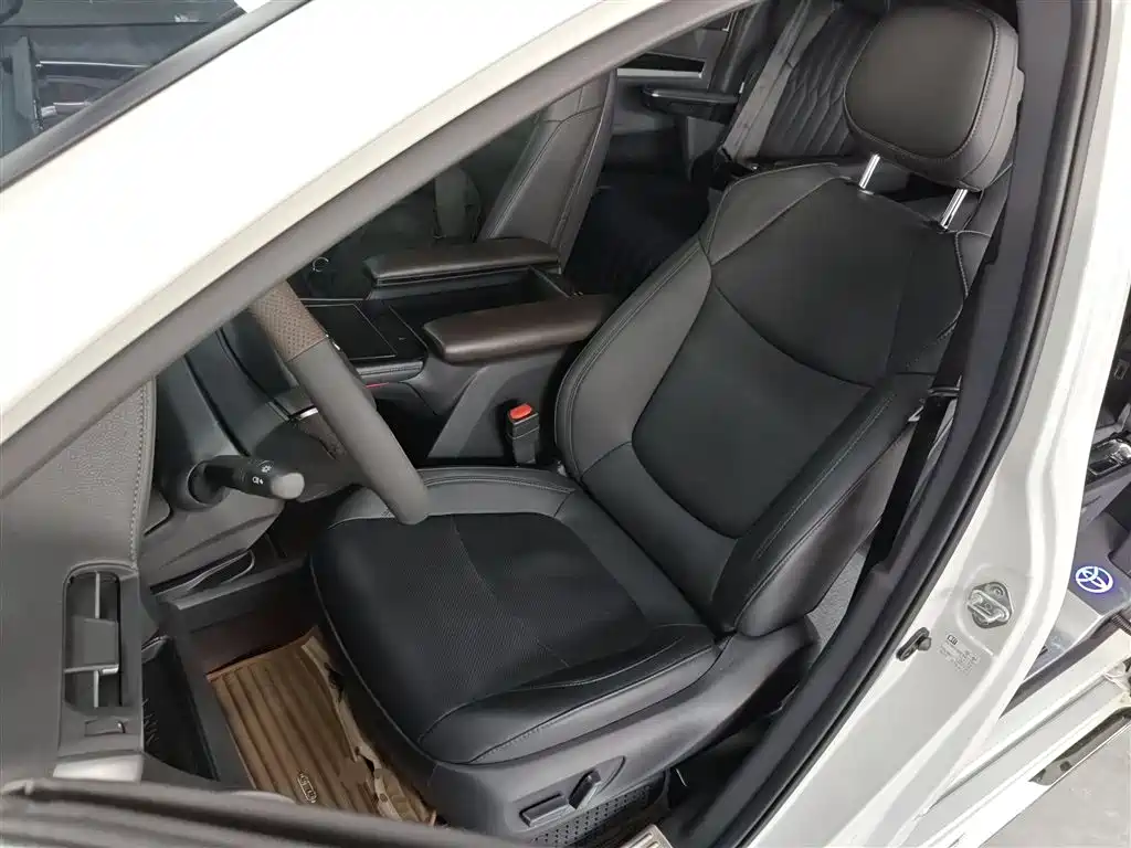 Toyota Sienna 2024 2.5L Hybrid 4WD Premium Edition фото 15