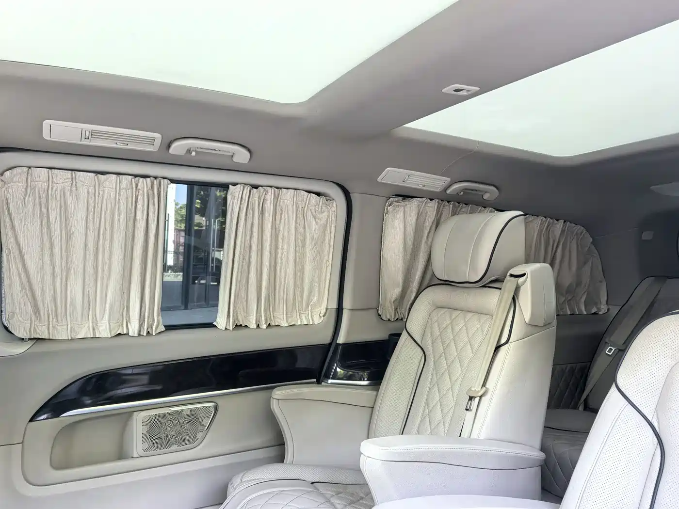 Mercedes-Benz V-Class 2017 Model V 260 L Premium Extended Edition фото 15