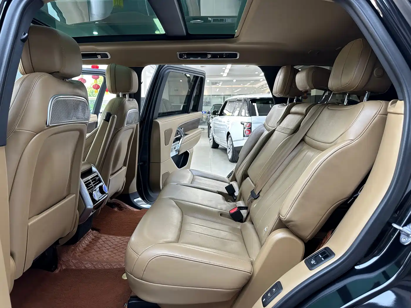 Land Rover Range Rover 2023 3.0 L6 400PS Golden Age 7-Seater Long Wheelbase фото 13