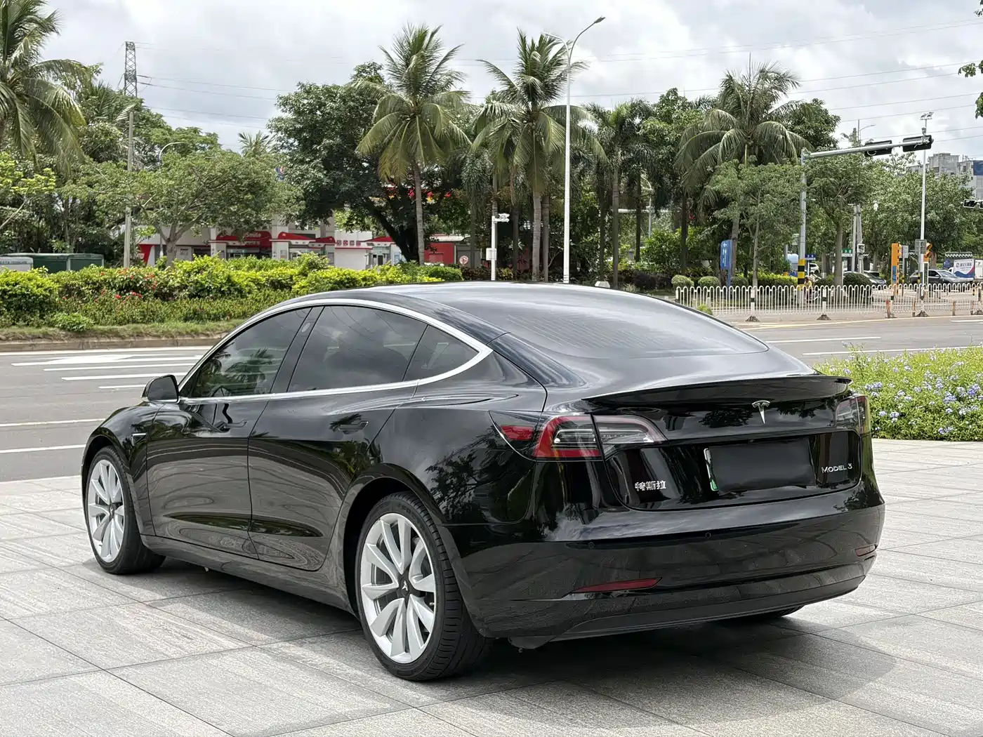 TESLA MODEL 3