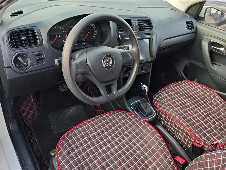 Volkswagen Polo 2016 1.4L Automatic Trend фото 12