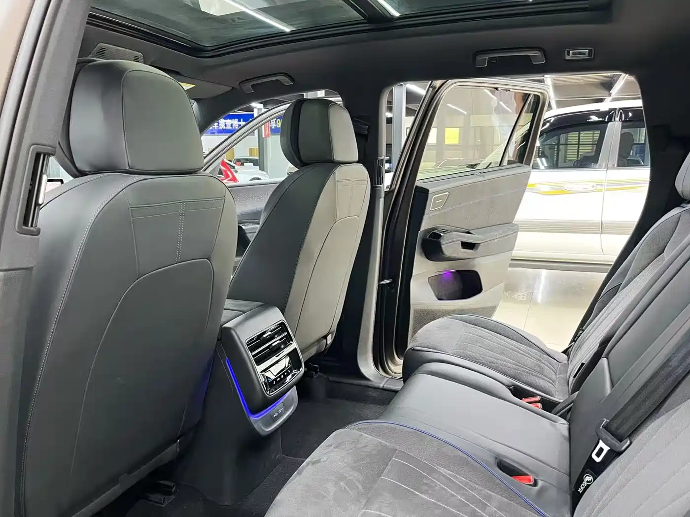 Volkswagen Teramont 2025 Teramont Pro 450TSI 4WD Summit Edition фото 7
