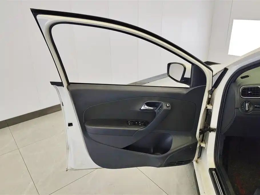 Volkswagen Polo 2012 1.4TSI GTI фото 7