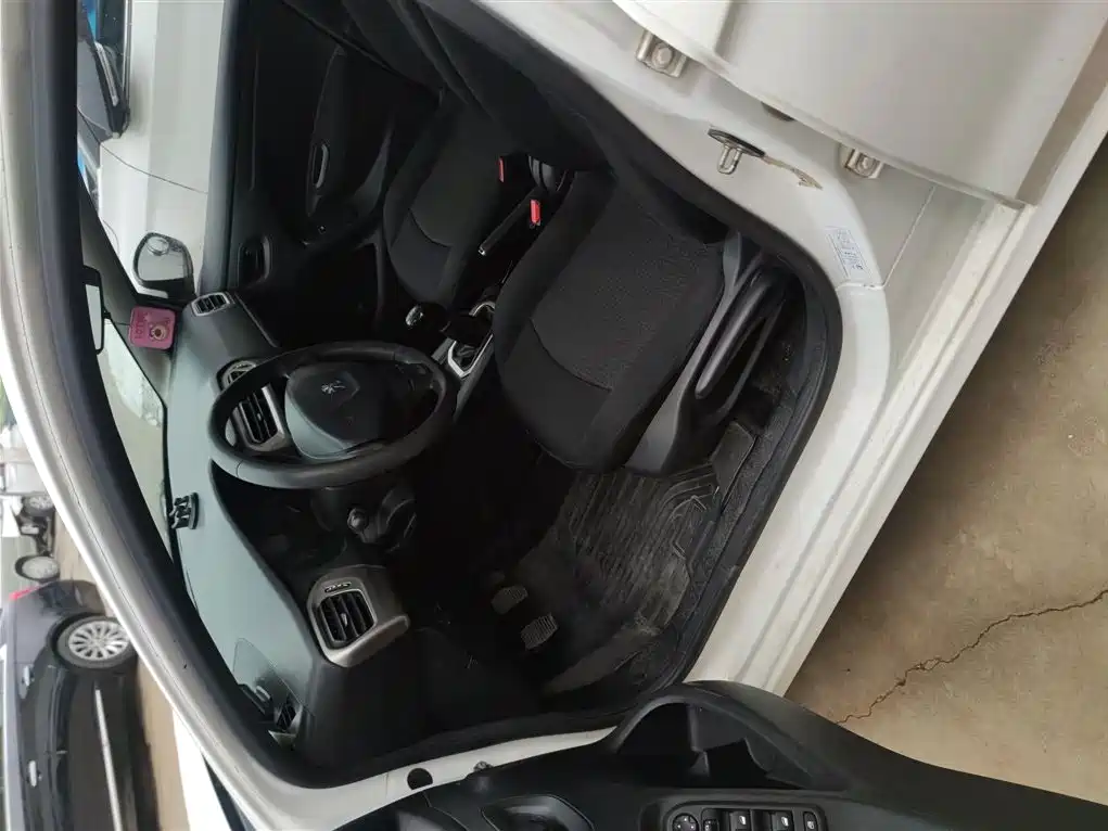 Peugeot 301 2016 1.6L Manual Comfort Edition фото 13