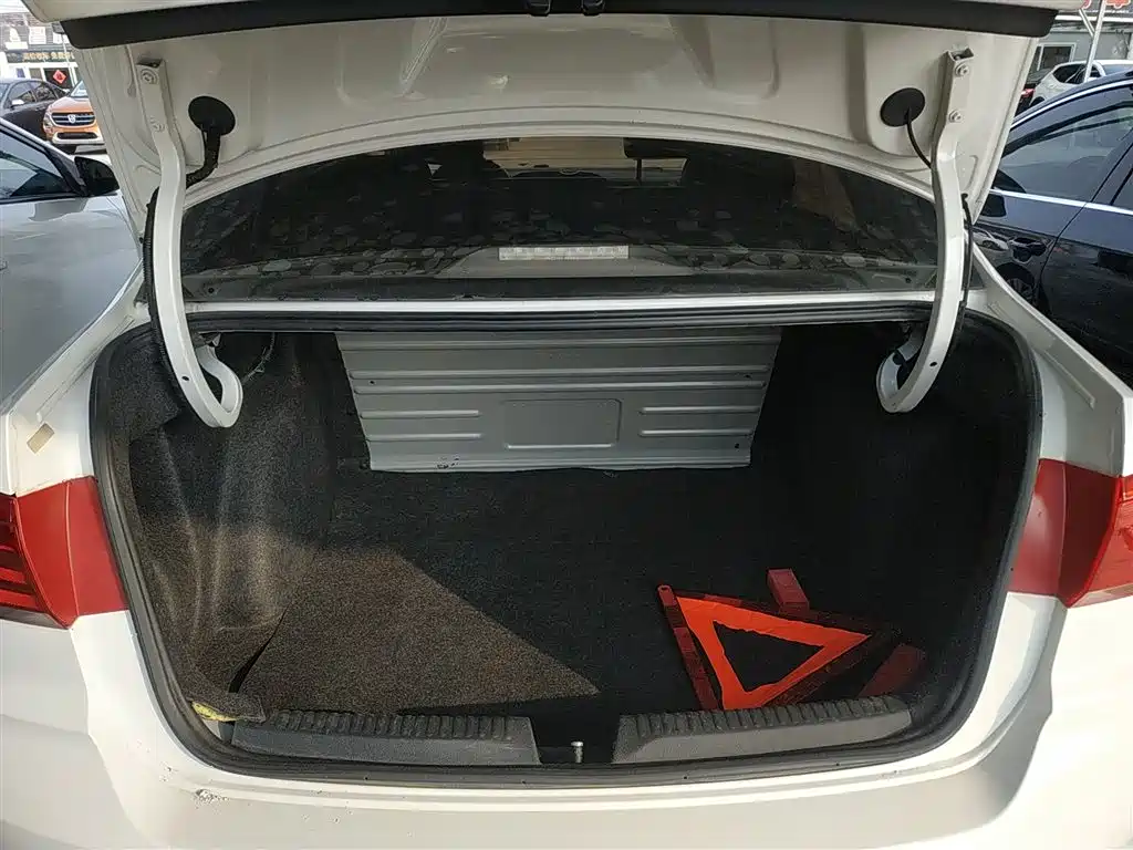 Volkswagen Santana 2016 1.4L Manual Trend Edition фото 19