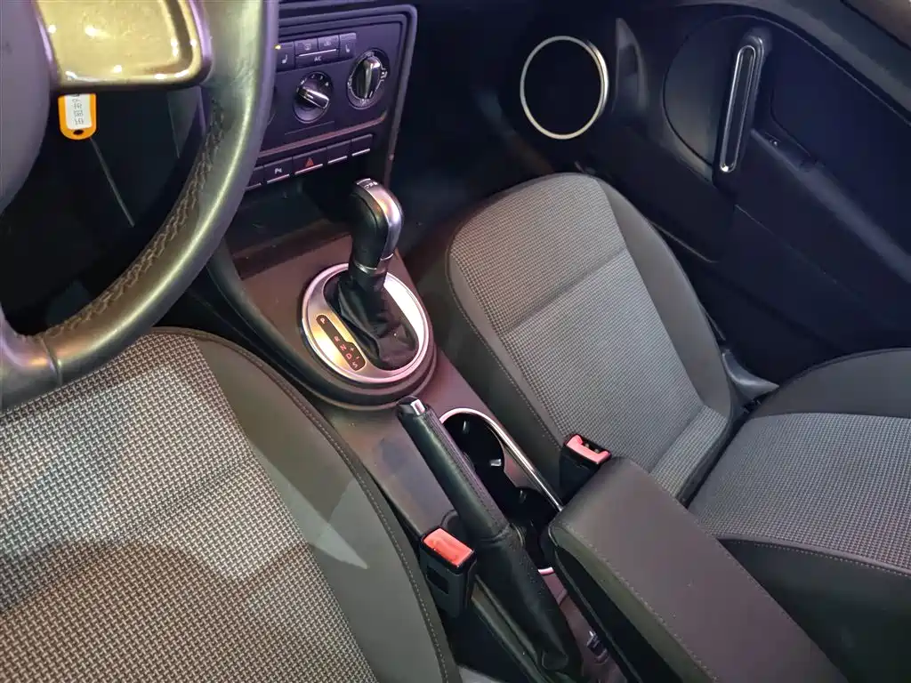Volkswagen Beetle 2015 180TSI фото 10