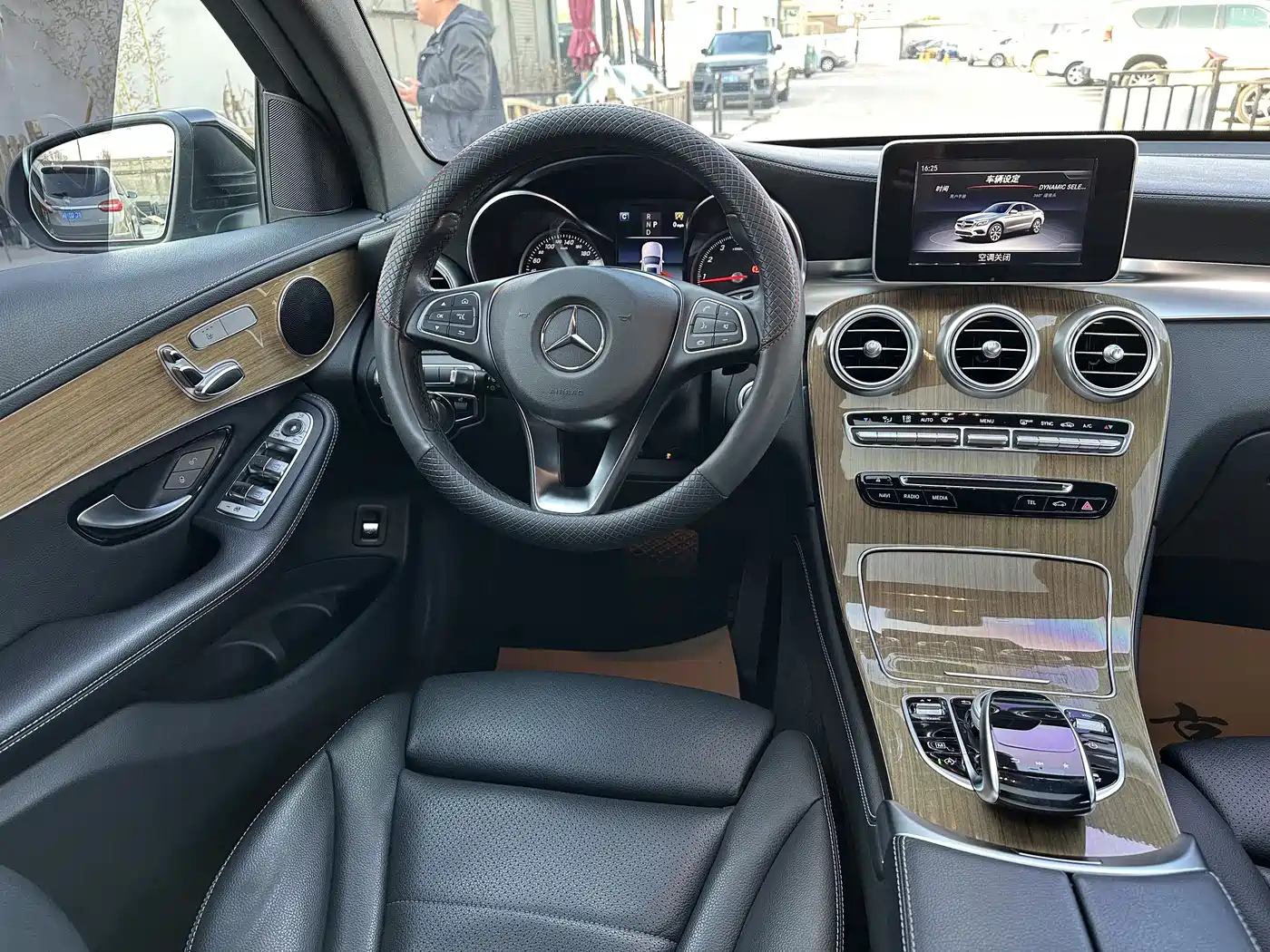 Mercedes-Benz GLC Coupe 2018 GLC 260 4MATIC Coupe SUV фото 16