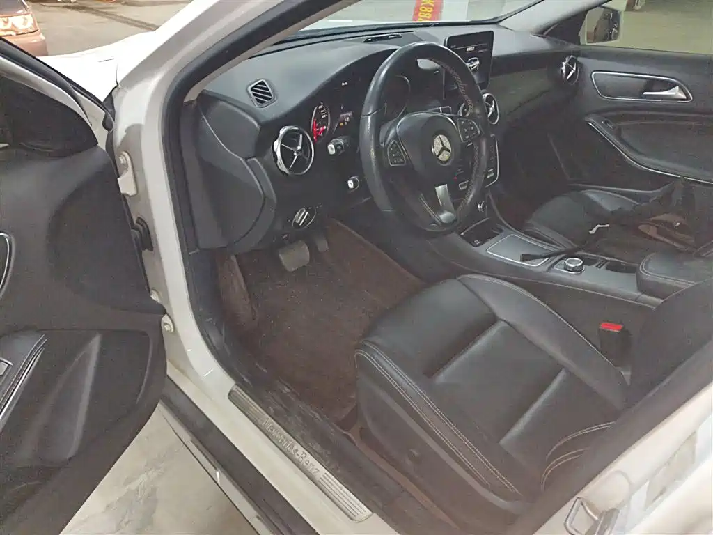 Mercedes-Benz GLA 2017 GLA 200 Dynamic фото 16