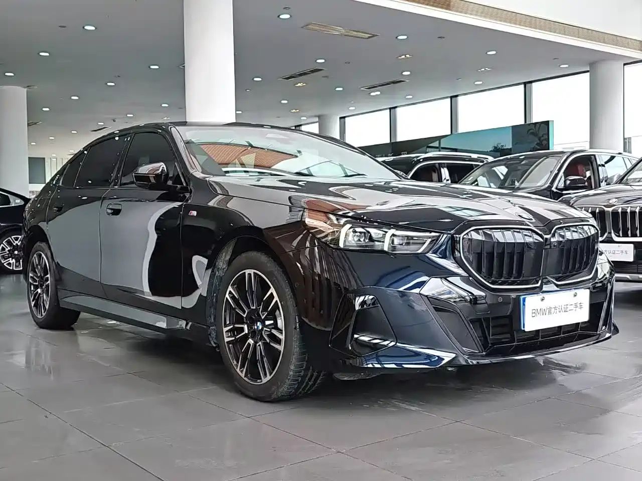 BMW 5 Series 2025 530Li Leading M Sport Package фото 3