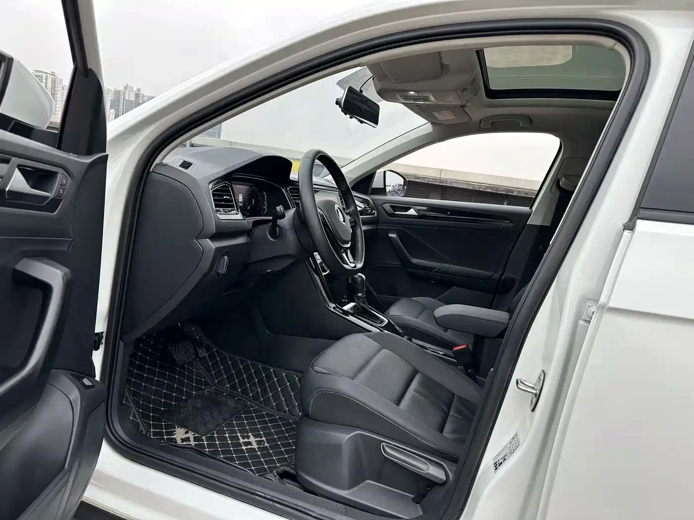 Volkswagen T-ROC 2021 280TSI DSG 2WD Comfort Smart Connect 30th Anniversary Edition фото 3