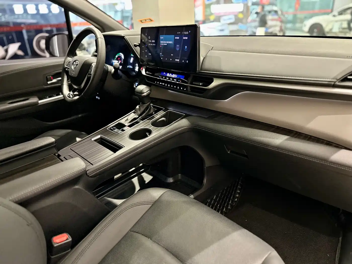 Toyota Granvia 2023 2.5L Hybrid VIP Edition фото 6