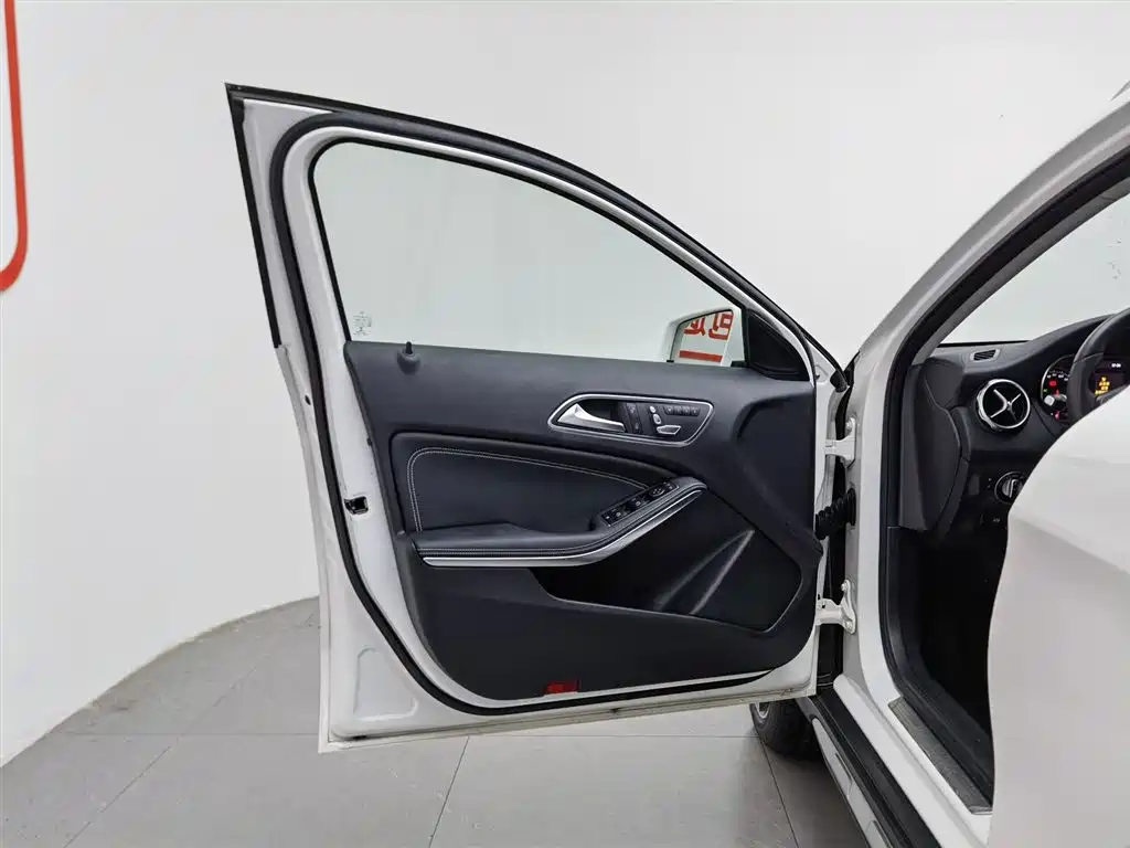 Mercedes-Benz GLA 2017 GLA 220 4MATIC Fashion фото 8