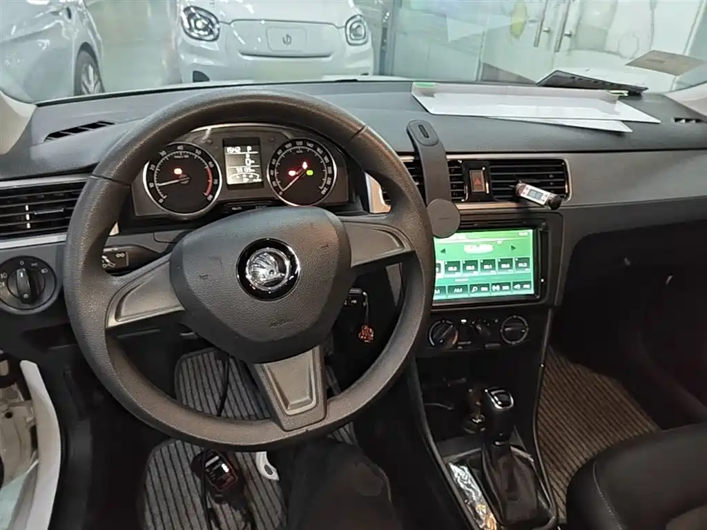 Škoda Skoda Rapid Spaceback 2016 Facelift 1.6L Automatic Innovation Edition фото 10