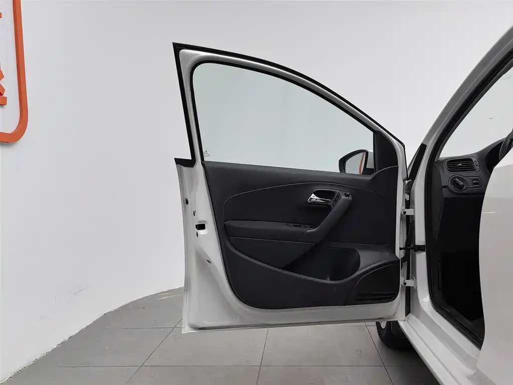 Volkswagen Polo 2016 1.4L Automatic Trend фото 8