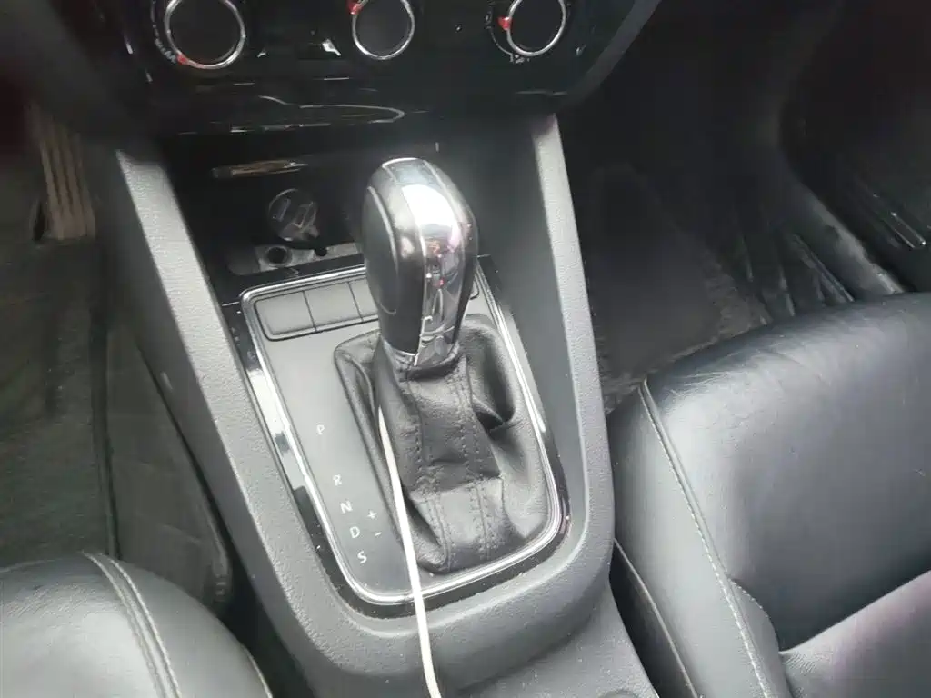 Volkswagen Sagitar 2015 1.6L Automatic Comfort фото 6