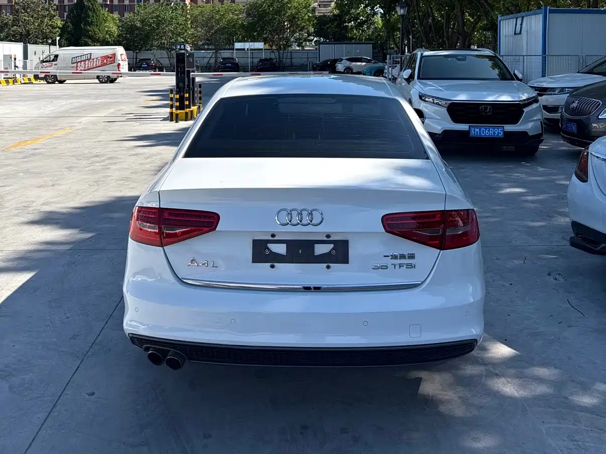 Audi A4L 2016 35 TFSI Collector's Edition S line Comfort фото 4