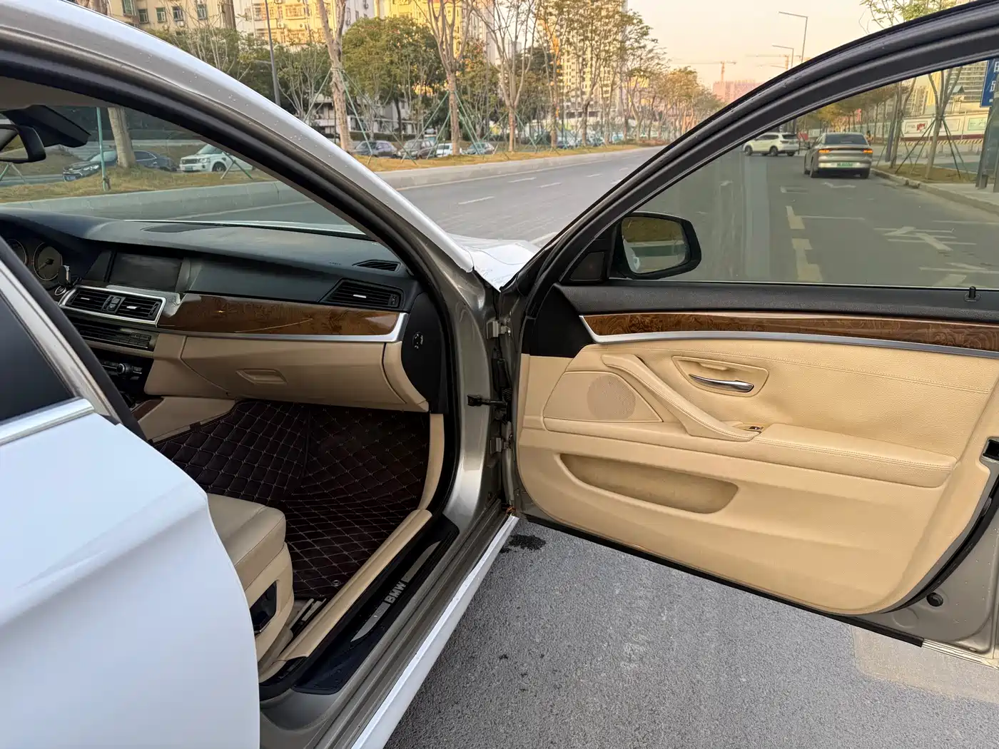 BMW 5 Series 2011 528Li Luxury фото 15