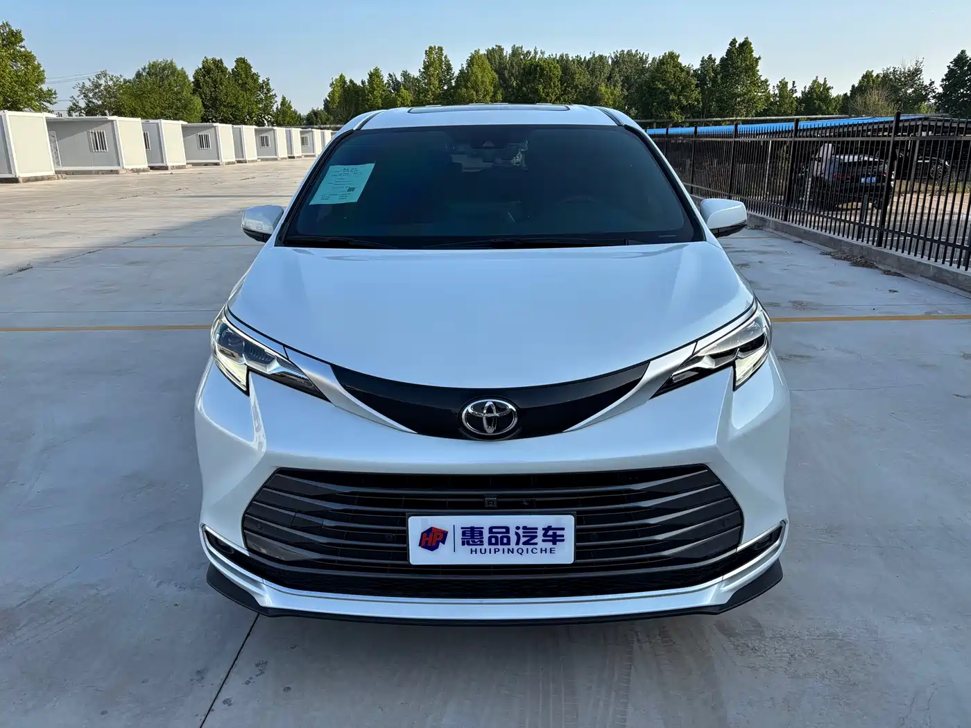 Toyota Sienna 2024 2.5L Hybrid Premium Edition фото 2