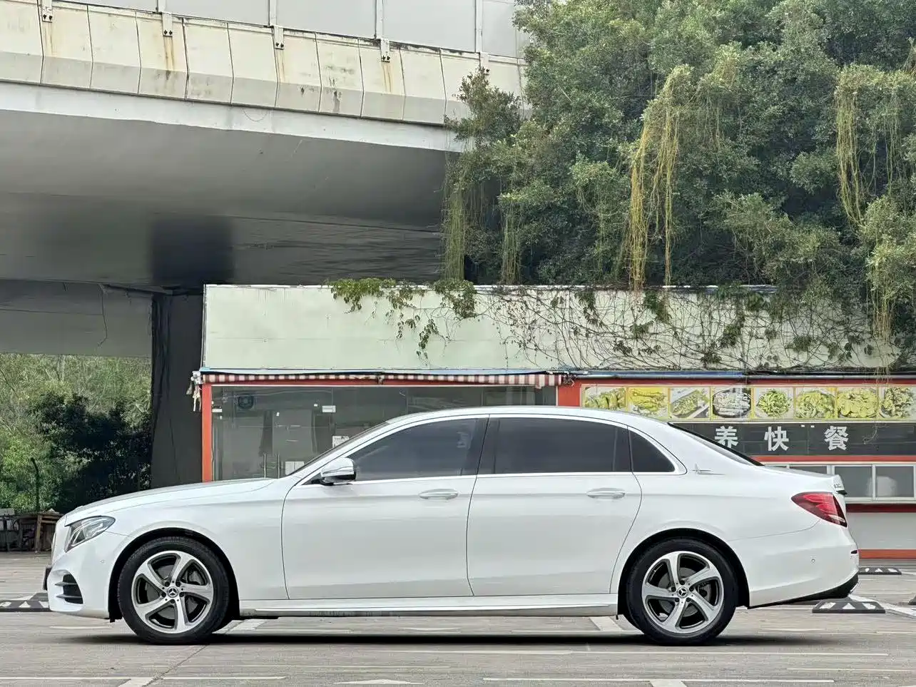 Mercedes-Benz E-Class 2017 E 200 L Sport 4MATIC фото 16