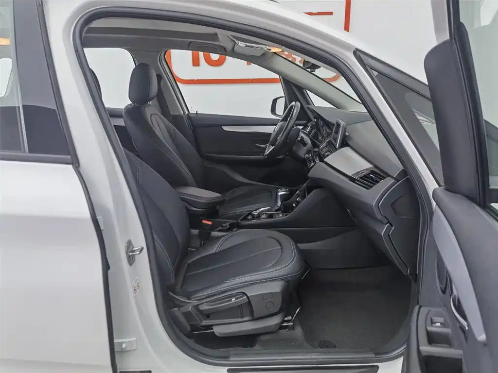 BMW 2 Series Touring 2016 218i Leading фото 23