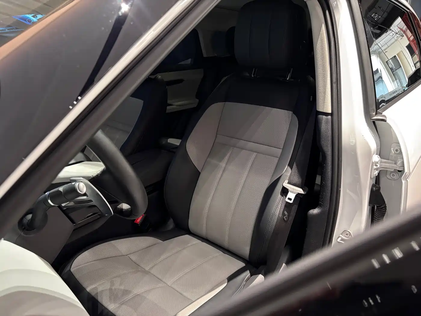 Land Rover Range Rover Evoque 2024 Range Rover Evoque L 249PS Light Master Edition фото 8