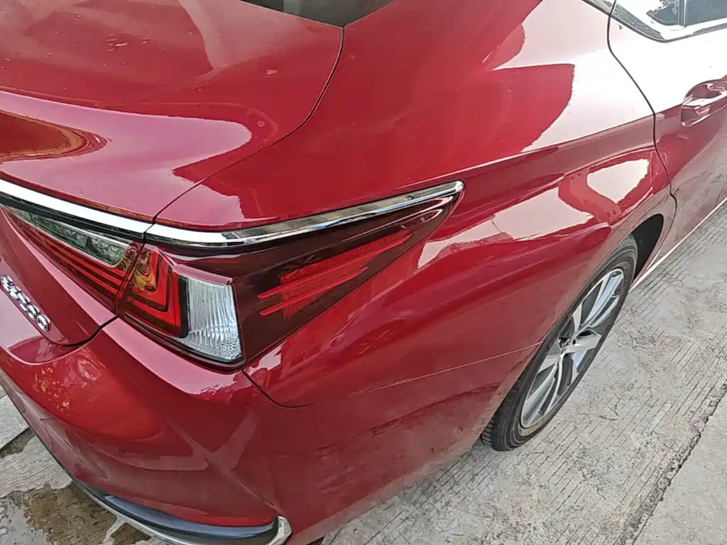 Фото 8 - Lexus ES
