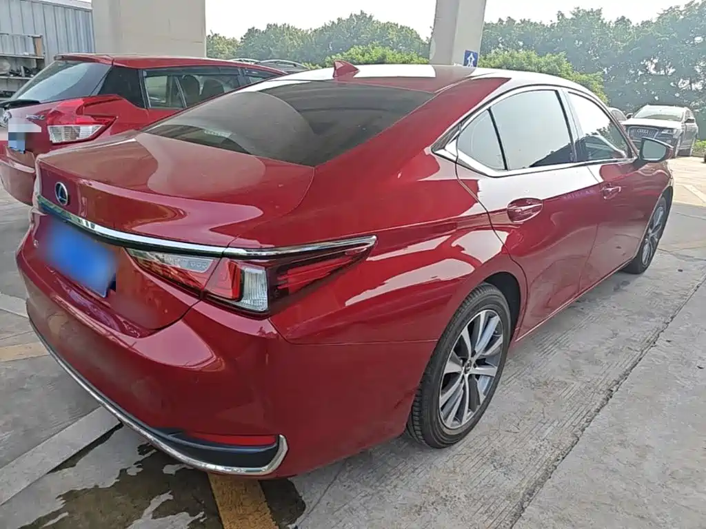 Фото 7 - Lexus ES