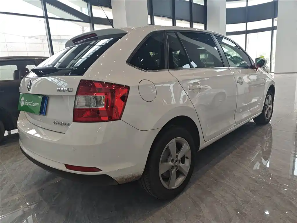 Škoda Skoda Rapid Spaceback 2016 1.6L Manual Pioneer Edition фото 5