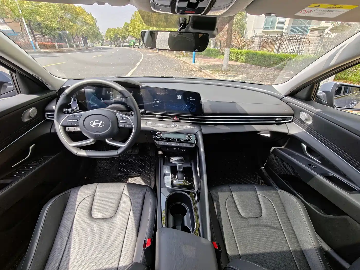 Hyundai Elantra 2023 Model 1.5L CVT LUX Premium Edition фото 5
