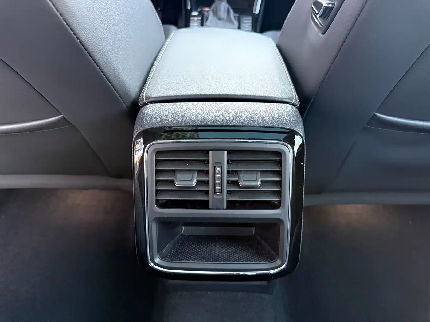 Volkswagen Passat 2022 330TSI Starlight Luxury Edition фото 9