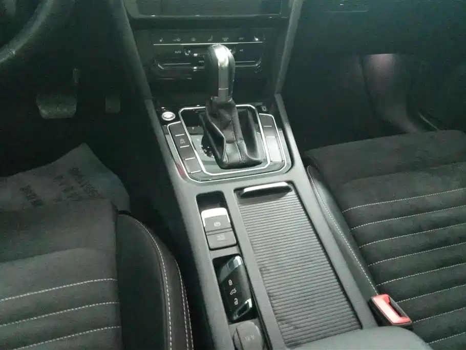 Volkswagen Passat 2021 Model 380TSI Luxury Edition фото 16
