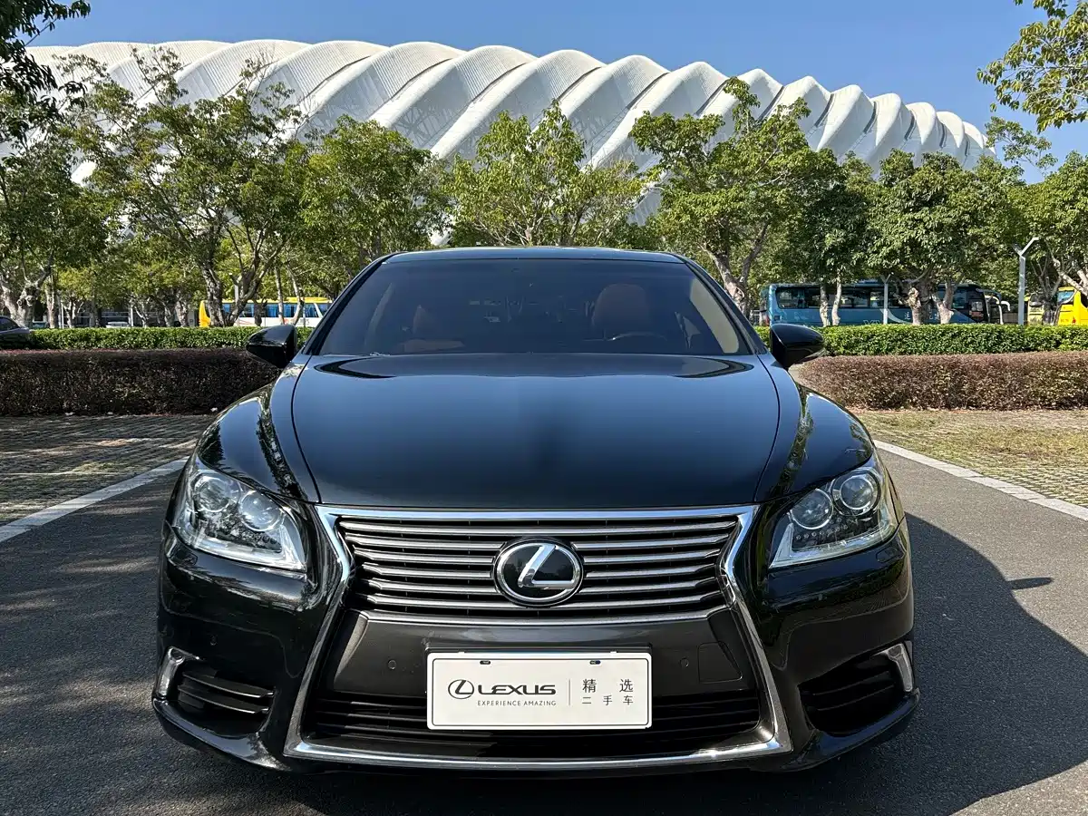 Фото 2 - Lexus LS