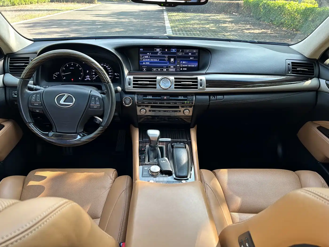 Фото 6 - Lexus LS