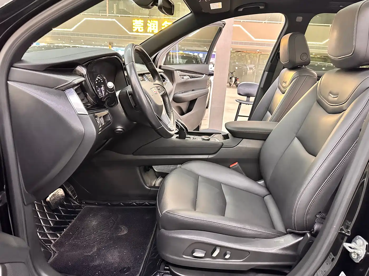 CADILLAC XT6