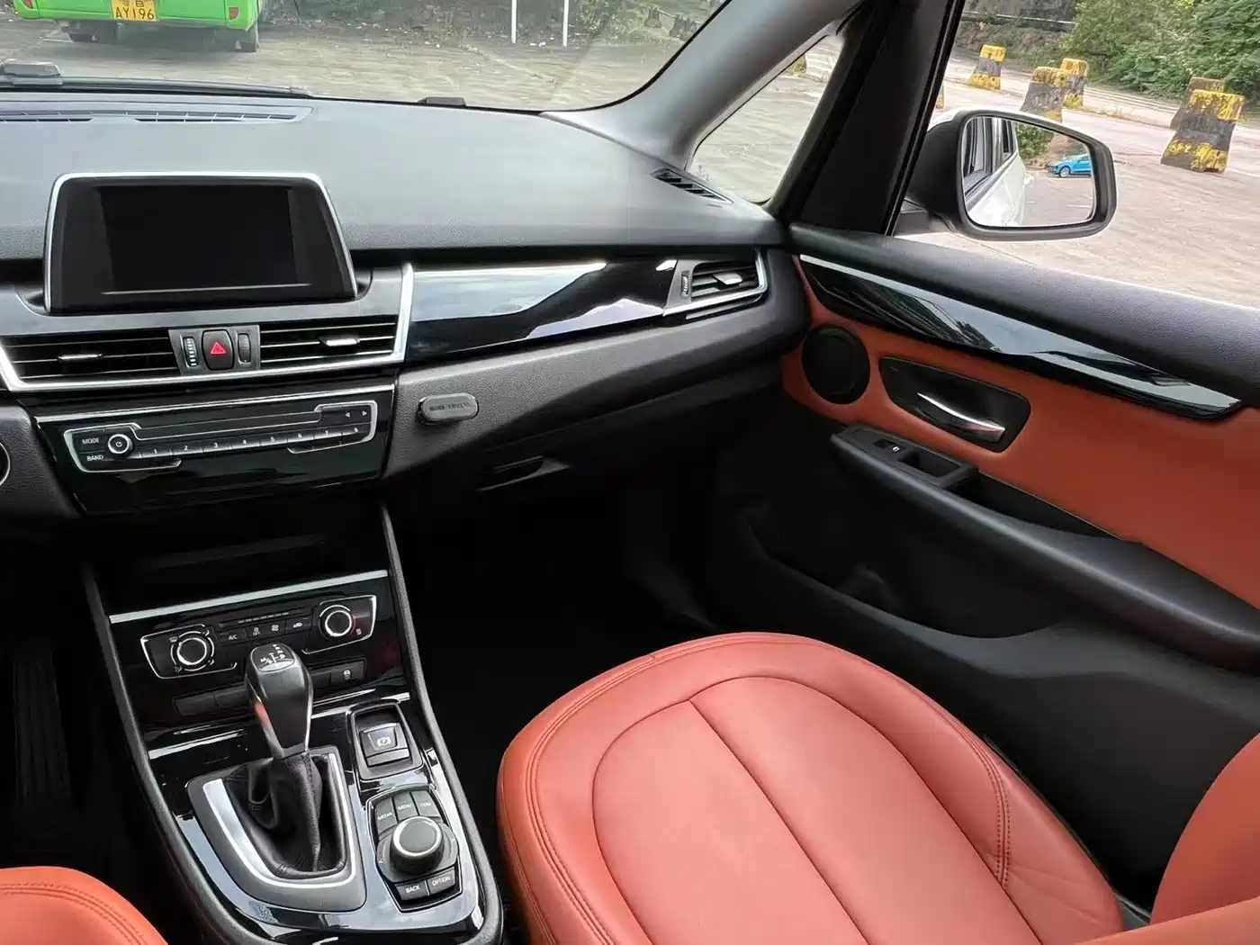 BMW 2 Series Touring 2019 218i Leading фото 13