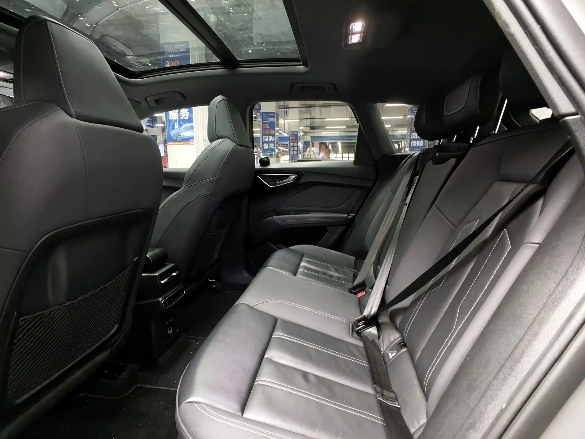 Photo 6 - Audi Q4 e-tron