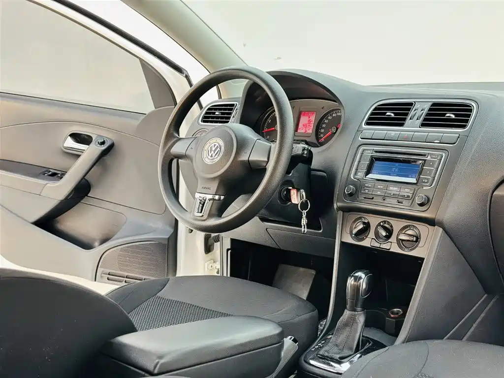 Volkswagen Polo 2013 1.6L Automatic Comfort Edition фото 16