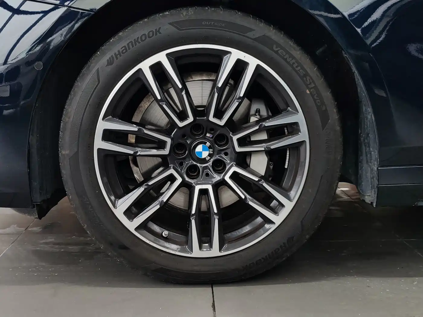BMW 5 Series 2025 530Li Leading M Sport Package фото 9