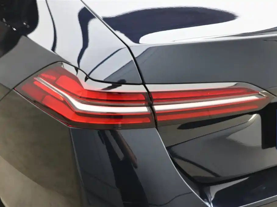 BMW 5 Series 2024 530Li Leading M Sport Package фото 30