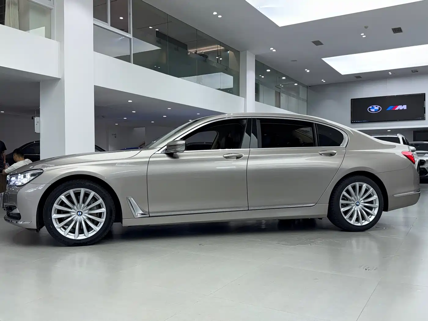 BMW 7 Series 2016 740Li Leading Edition фото 4