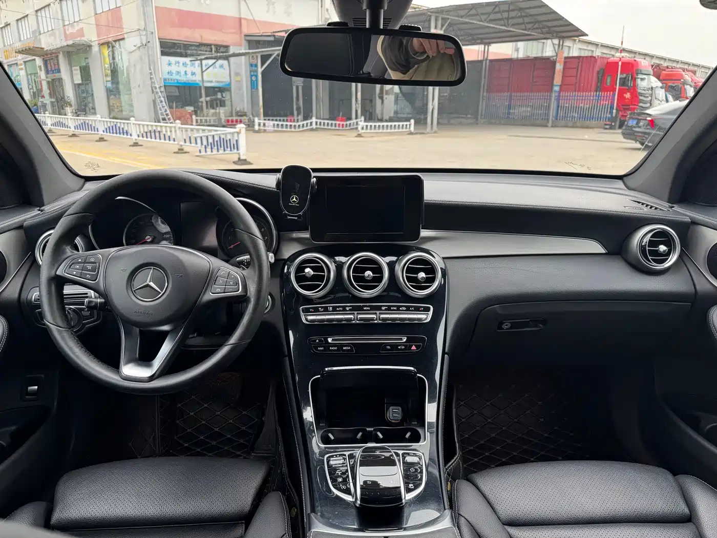 Mercedes-Benz GLC Coupe 2017 GLC 200 4MATIC Coupe SUV фото 16