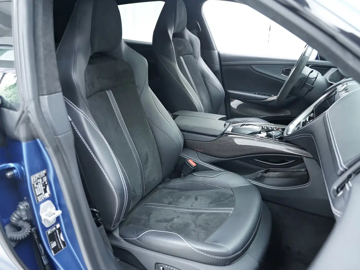 Aston Martin DBX 2022 2022 3.0T STRAIGHT-SIX